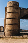 LA STORICA STRUTTURA AD ARCO IN PIETRA CON DUE IMPONENTI TORRI CIRCOLARI CHE FUNGEVA DA MONUMENTALE PORTA D'INGRESSO AL PORTO VECCHIO DI MOGADISCIO.