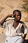 UN BAMBINO SOMALO ACCENNA UN SALUTO MILITARE.