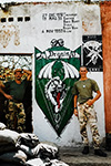 DUE PARACADUTISTI ITALIANI POSANO DAVANTI AL MURALE DELLA 10ª COMPAGNIA “DRAGHI” ALL'INTERNO DEL CAMPO FORTIFICATO DI BALAD, IN SOMALIA.
