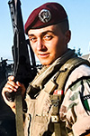 UN PARACADUTISTA ITALIANO DELLA 10ª COMPAGNIA “DRAGHI” IN MIMETICA DESERTICA E BASCO AMARANTO POSA IMBRACCIANDO IL PROPRIO FUCILE D'ASSALTO SCP 70/90 DURANTE LA MISSIONE IBIS IN SOMALIA.