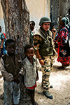A GUARDIA DI UN VM NEL CENTRO DI MOGADISCIO.