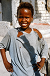 DUE BAMBINI SOMALI SORRIDONO IN STRADA A MOGADISCIO NEL 1993.