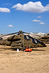 UNA LINEA DI ELICOTTERI D'ATTACCO AGUSTA A129 MANGUSTA E MULTIRUOLO AB-205 DELL'ESERCITO ITALIANO PARCHEGGIATI SU UN CAMPO DI VOLO IN TERRA BATTUTA A MOGADISCIO.