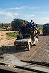AUTOVETTURA SOMALA SULLA STRADA PER BALAD, COME SI PUÒ NOTARE IN SOMALIA NON SI RISPETTANO MOLTO LE LEGGI SULLA OMOLOGAZIONE DEGLI AUTOVEICOLI.