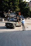 UN VEICOLO TATTICO FIAT CAMPAGNOLA AR76 DEL CONTINGENTE ITALIANO IBIS VIENE DIRETTO DA UN POLIZIOTTO SOMALO PRESSO UN INCROCIO SORVEGLIATO A MOGADISCIO.